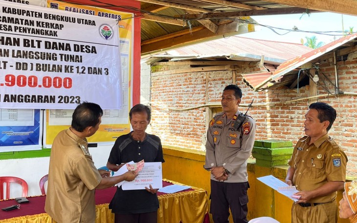 Monitoring Pengelolaan Dana Desa, Kapolsek Hadiri Penyaluran BLT DD 