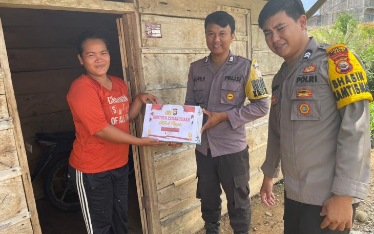 Warga Kurang Mampu Terima Sembako dari Polsek Muara Sahung  