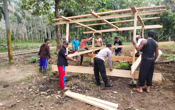 Polsek Putri Hijau Bergotong Royong Bangun Pos Kamling Bersama Warga 