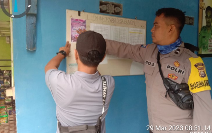 Bhabinkamtibmas Polsek Lebong Selatan Sambangi Rumah Warga Pasang Stiker