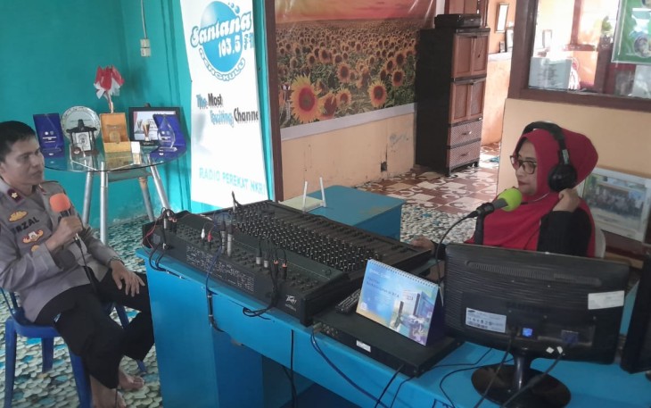 Kapolsek Teluk Segara Sosialisasi Kamtibmas di Radio Santana 103,5 FM 