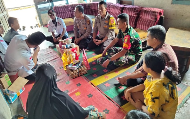 Polsek Sindang Kelingi Salurkan Bantuan Kepada Lansia Kurang Mampu