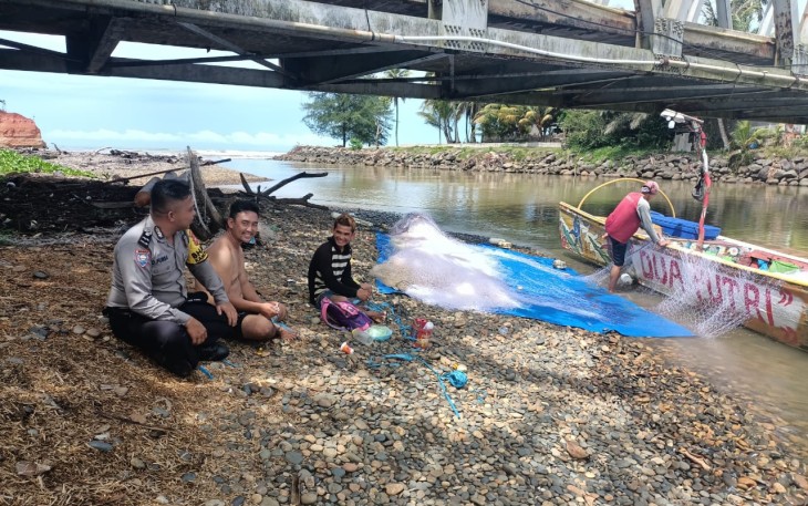 Bhabinkamtibmas Polsek Batik Nau Sambangi Koperasi Nelayan Dua Putri 