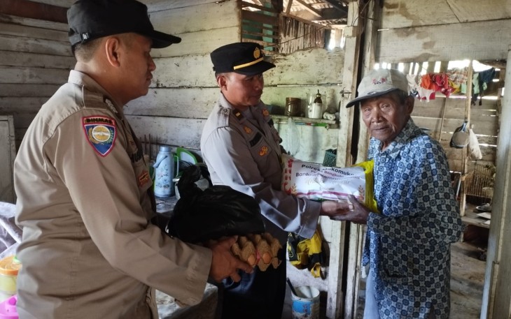 Selama Ramadhan, Polres Mukomuko Gencar Salurkan Bantuan Sembako Kepada Warga Membutuhkan
