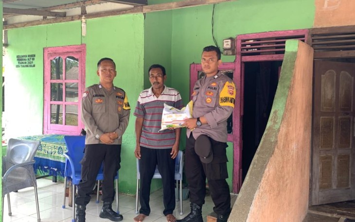 Petani Warga Desa Tanjung Bulan Terima Bansos dari Polsek  Tanjung Kemuning