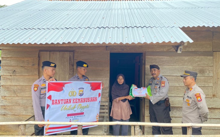 Janda dan Lansia Terima Bansos dari Polres Kaur