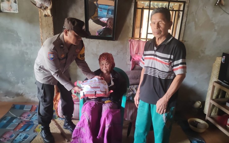 Lansia 70 Tahun Terima Bansos dari Polsek Muara Sahung