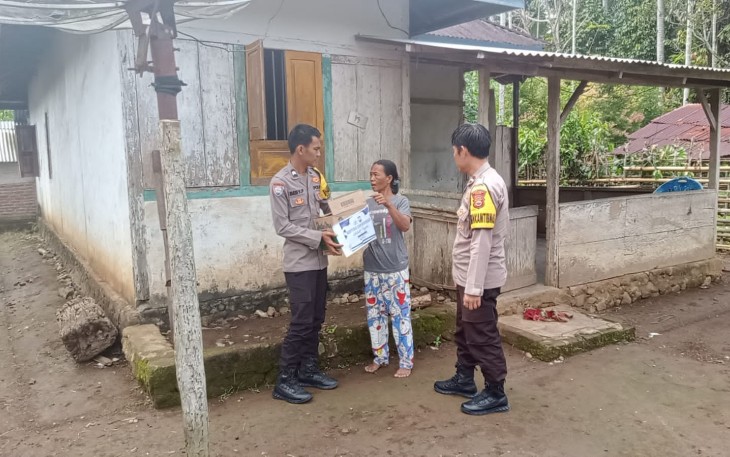 IRT Kurang Mampu Terima Bansos dari Polsek Padang Guci Hulu