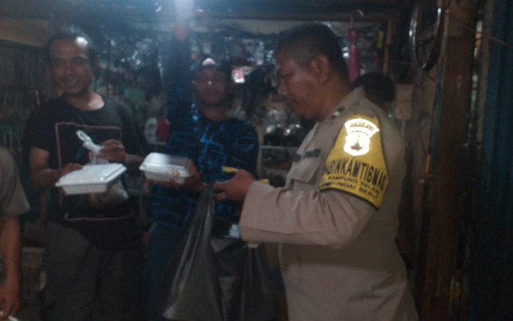 Bhabinkamtibmas Bagikan Nasi Kotak kepada Karyawan Tampal Ban