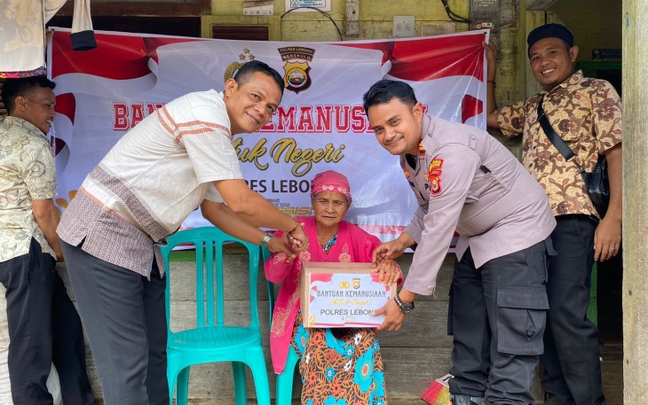 Polres Lebong Bagikan Puluhan Paket BansKepada os Warga Kurang Mampu