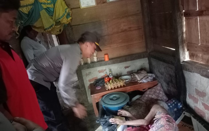 Polsek Batik Nau Bagikan Bantuan Sosial Kemanusiaan Untuk Masyarakat