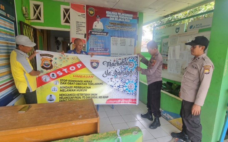 Polres BS Serahkan Spanduk Imbauan Kepada Kades Batu Lambang