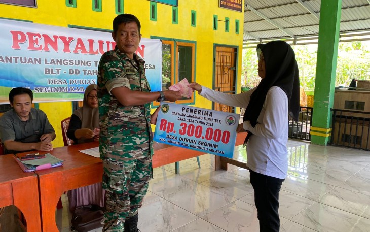 Bhabinkamtibmas dan Babinsa Polsek Seginim Kawal Penerimaan BLT-DD di Desa Durian Seginim  