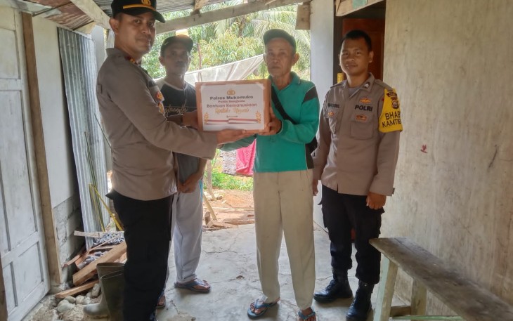 Warga Teras Terunjam Terima Bansos dari Polres Mukomuko