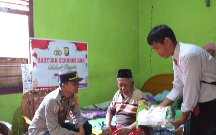 Dua Lansia Menderita Stroke Terima Bansos dari Polres Kaur