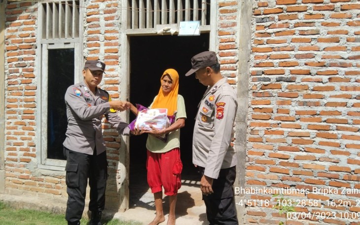 Polsek Maje Salurkan Bansos kepada Warga Desa Arga Mulya