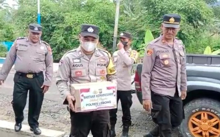 Warga Terdampak Banjir dan Lansia Terima Bansos dari Polsek Lebong Tengah