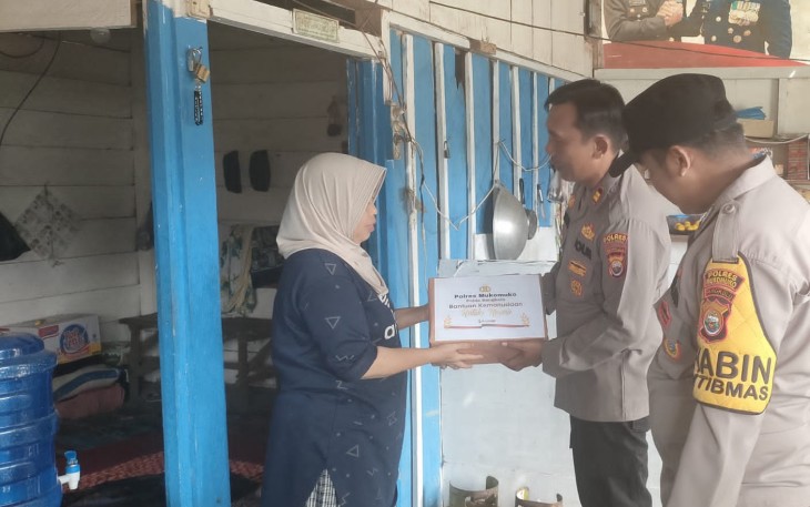 Warga di Kecamatan V Koto Terima Bansos dari Polres Mukomuko