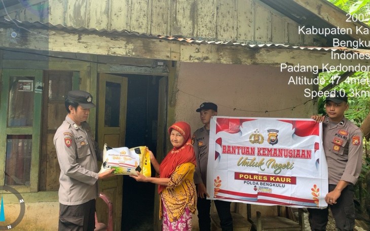 Janda Lansia Terima Bansos dari Polsek Tanjung Kemuning