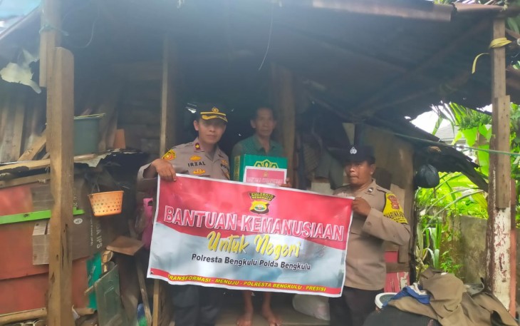 Tuna Karya, Pemulung dan Nelayan Terima Bansos dari Polsek Teluk Segara