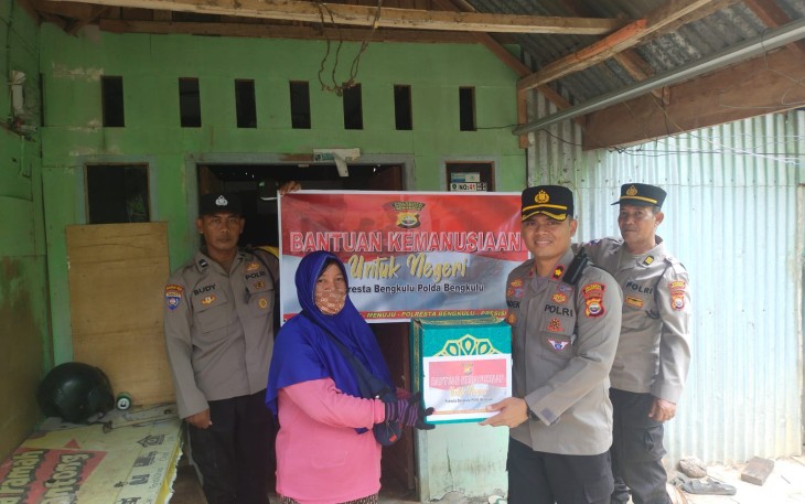 Warga Kurang Mampu Terima Bansos dari Polsek Gading Cempaka