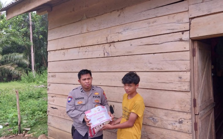 Warga Desa Lawang Agung Terima Bansos dari Polsek Padang Guci Hulu