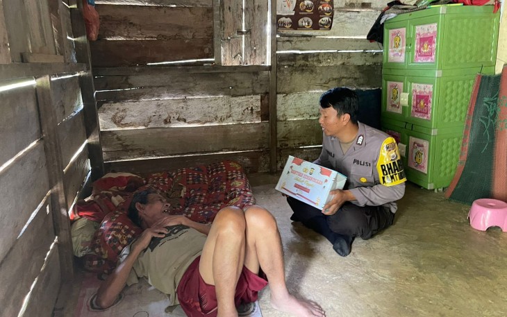 Petani Kurang Mampu di Desa Ulak Bandung Terima Bansos dari Polsek Muara Sahung