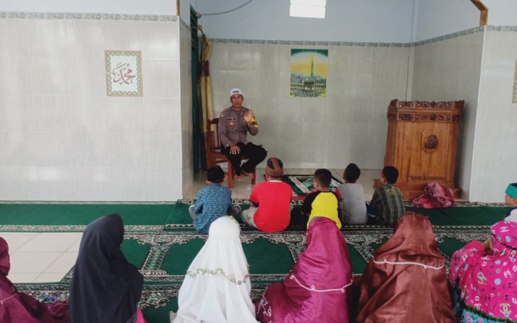Bhabinkamtibmas Polsek Manna, Mengajar Tata Cara Salat Kepada Anak- Anak Binaannya di Desa Padang Manis 