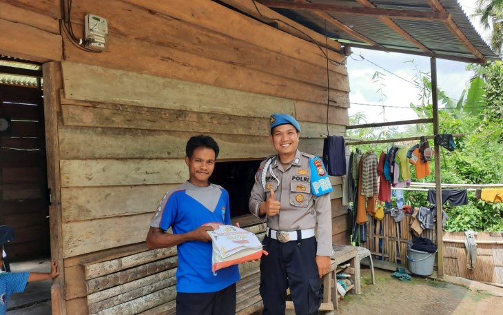 Pak Junet Terima Bansos dari Polsek Muara Sahung