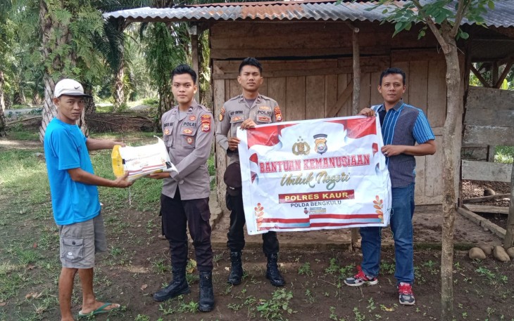 Polsek Tanjung Kemuning Salurkan Bansos ke Warga Desa Slika III