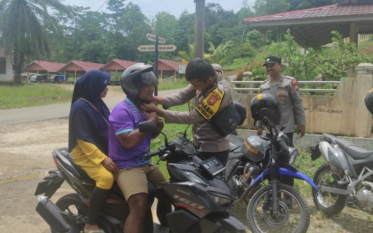 Meningkatkan Kesadaran Berlalulintas, Polsek Napal Putih Membagikan Helm Gratis