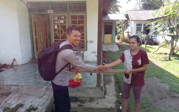 Polsek Kerkap Peduli Kebersihan Lingkungan dan Bagikan 1000 Sapu Lidi
