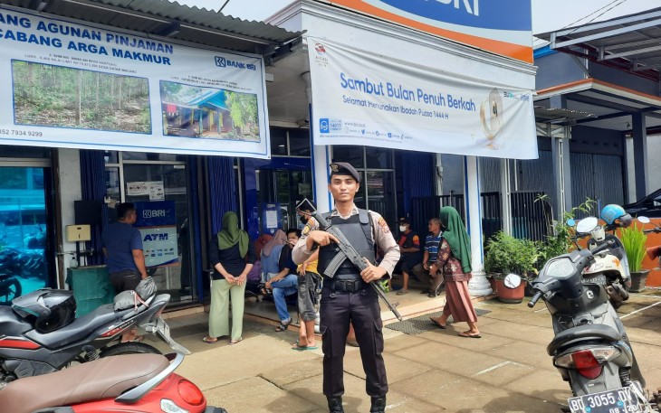Personel Polsek Air Besi Laksanakan Pengamanan Objek Vital di Bank BRI Kerkap