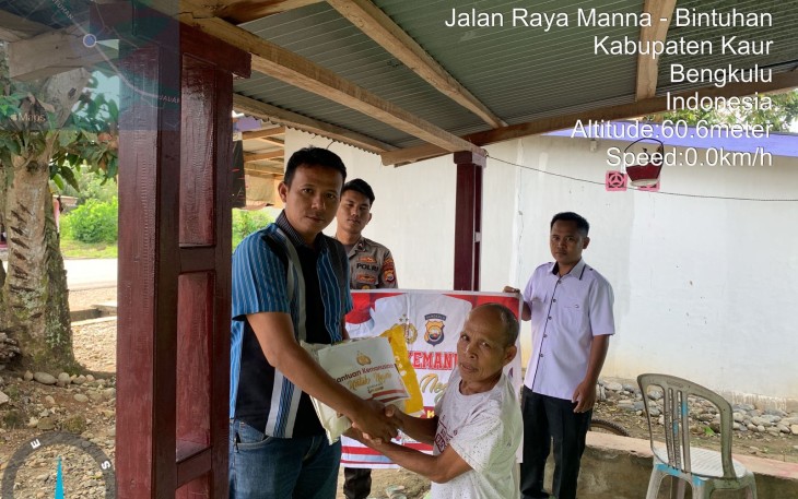 Pekebun ini Terima Bansos dari Polsek Tanjung Kemuning