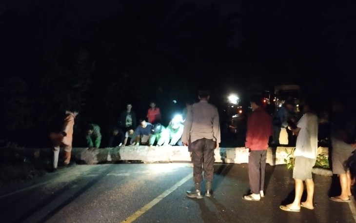 Patroli,  Polsek Talo Membersihkan Pohon Tumbang yang Melintang Dijalan Raya  