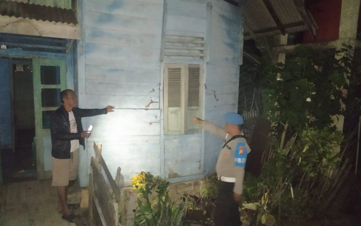 Rumah Warga Ditabrak Dump Truk, Polisi Batik Nau Segera Datangi TKP