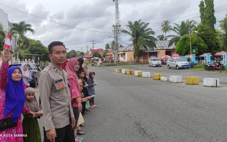 Bhabinkamtibmas Polsek Manna Bersama Murid TK Aisyah Berbagi Takjil Kepada Para Pengguna Jalan 