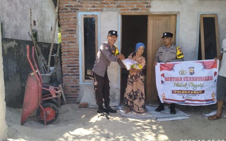 Lansia 60 Tahun Terima Bansos dari Polsek Kaur Selatan