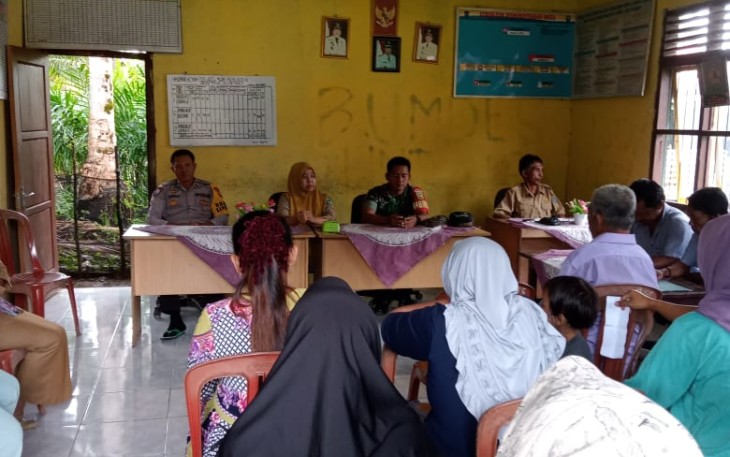 Polsek Batik Nau Monitoring dan Pengamanan Penyaluran BLT di Desa Taba Kelintang