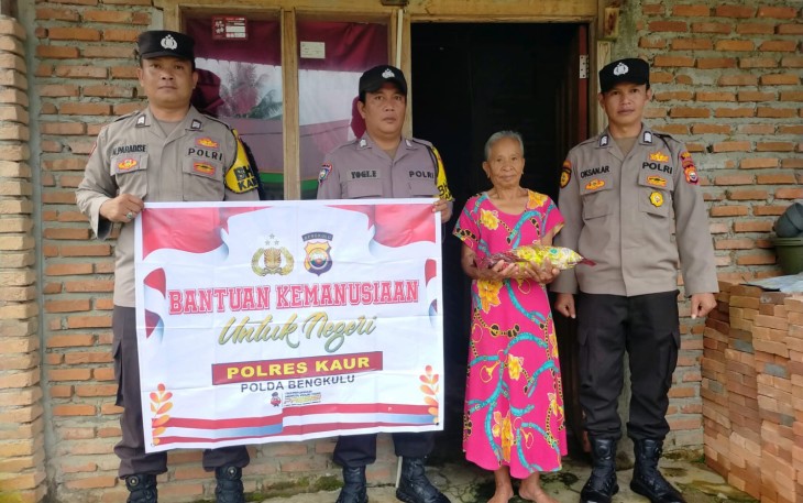 Hidup Sebatang Kara, Ibu Ramlah Terima Bansos dari Poslek Kaur Tengah