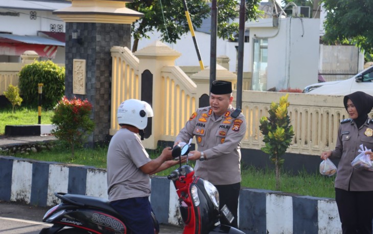Polres Bengkulu Selatan Salurkan Bantuan Sosial dan Pembagian Takjil  