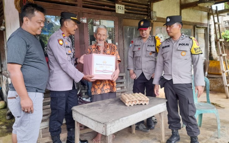 Empat Desa di Kecamatan Air Padang Terima Bantuan Sosial Dari Polsek Lais 