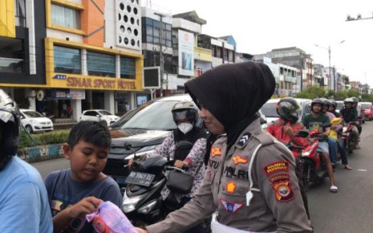 Polresta Bengkulu Berbagi 300 Takjil di Simpang 5 Ratu Samban