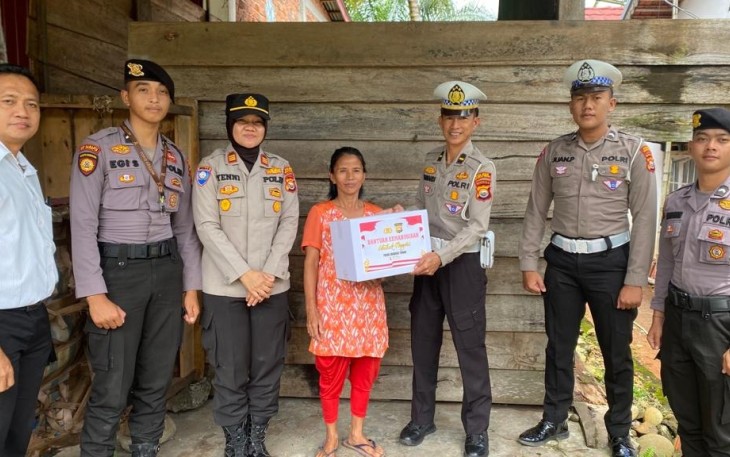 Polres Bengkulu Tengah Bagikan Sembako di Desa Renah Semanik