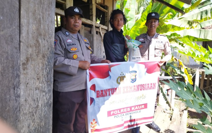 Polsek Maje Berikan Bansos Kepada Warga Desa Tanjung Baru