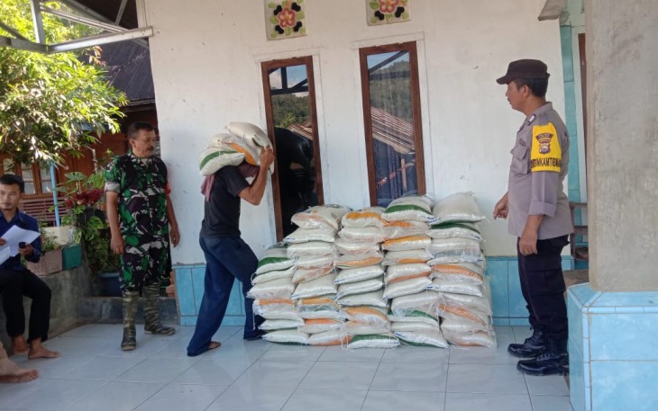 Polsek Lebong Selatan Kawal Pendistribusian Cadangan Beras ke KPM di 2 Kecamatan