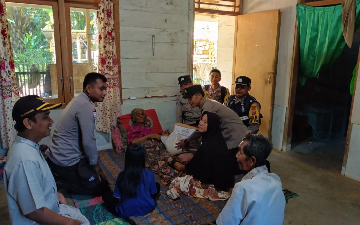 Polsek Napal Putih Kembali Bagikan Bantuan Kemanusiaan Kepada Masyarakat Kurang Mampu 