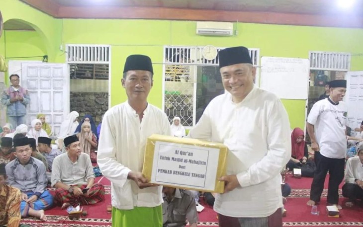 Sekda Rahmat Riyanto Serahkan Sejumlah Bantuan di Karang Tinggi