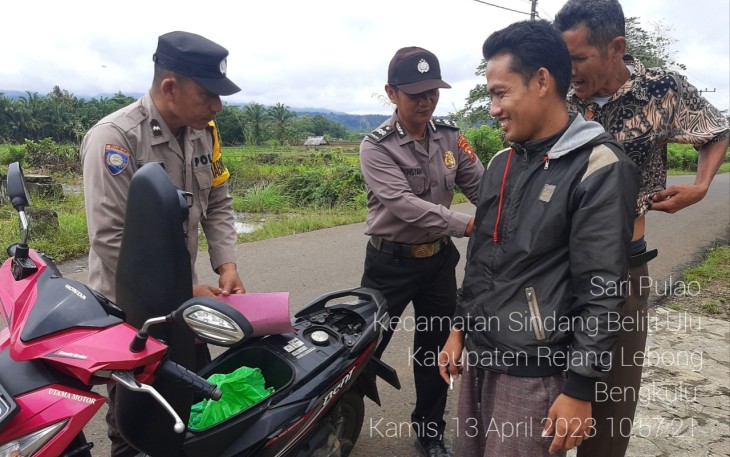 Polsek Padang Ulak Tanding Melakukan Pemeriksaan Sajam dan Senpi di Jalan Lintas Kotapadang - Padang Ulak Tanding.