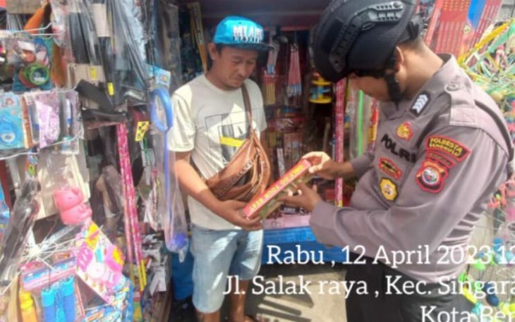 Ciptakan Kondusifitas Kamtibmas, Patroli Sat Samapta Polresta Bengkulu Cek Pedagang Kembang Api